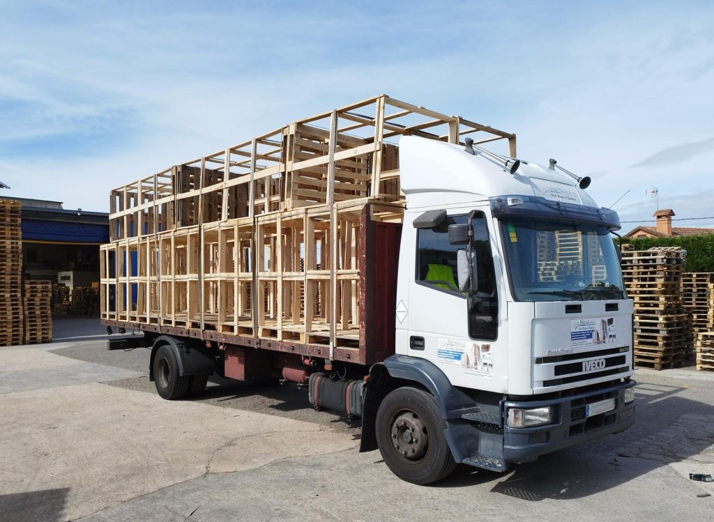 camión cargado con jaulas de madera